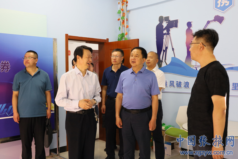 平凉市委常委成长故事，友情、奋斗与爱伴成长之路