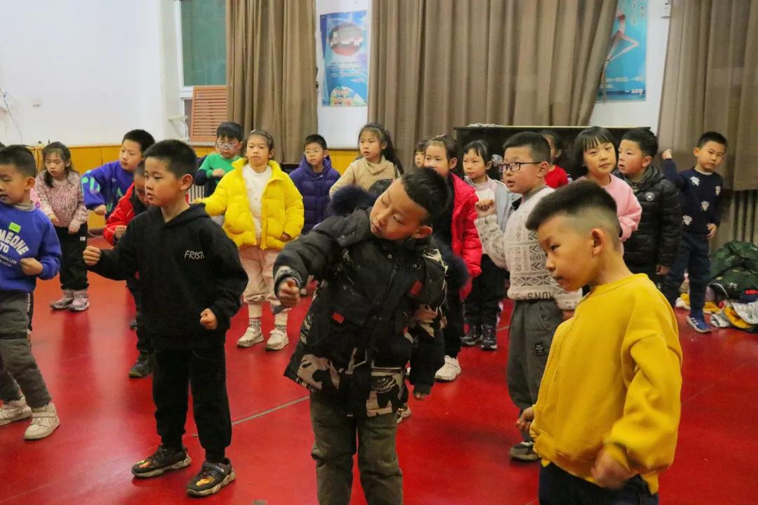 跳绳比赛的欢乐与友情纽带，跃动的激情与团结的力量
