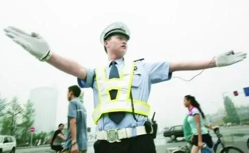 最新交警手势顺口溜解读，轻松科普，轻松记忆