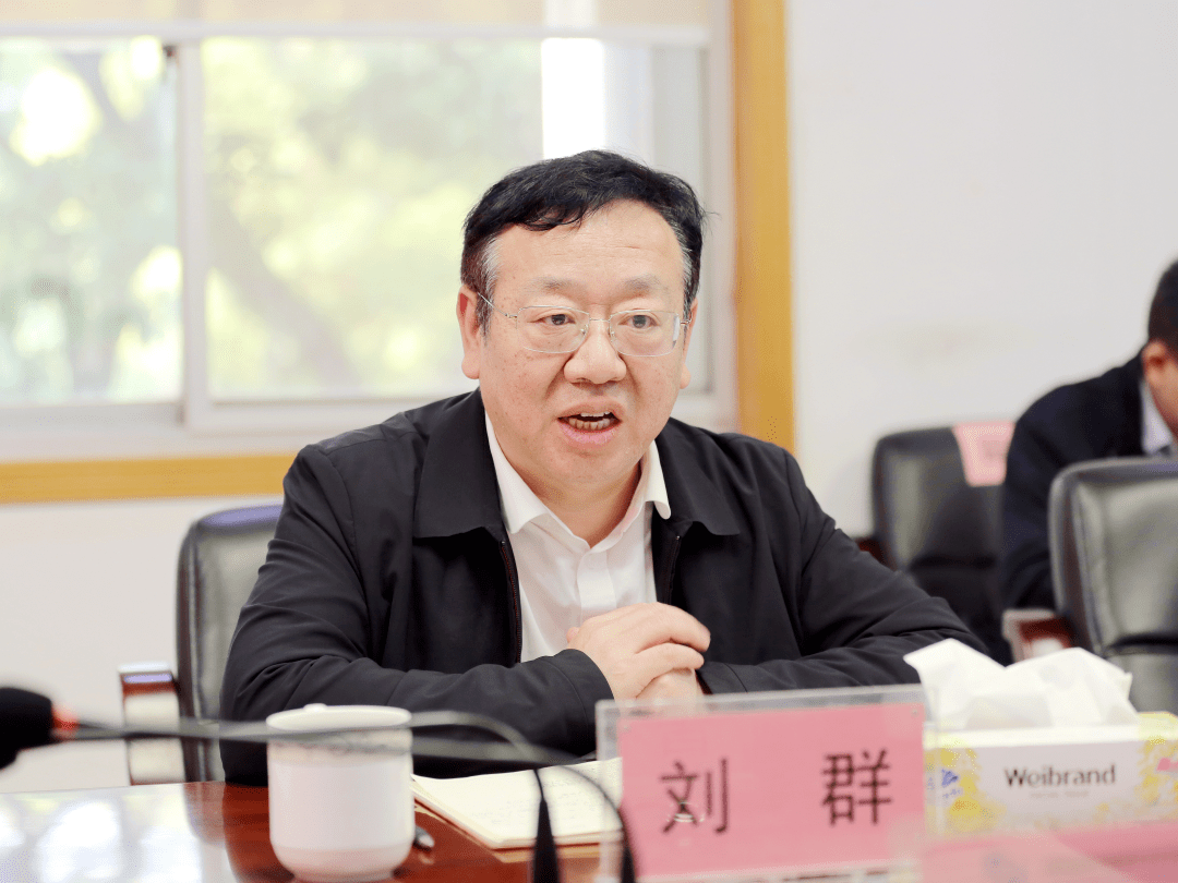 刘群最新动态，时代浪潮中的璀璨新星